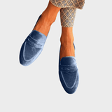 Olivia Fløjlblå loafers, set fra siden
